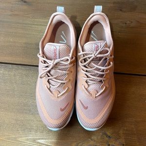 LIKE NEW! Nike Air Max sneakers.